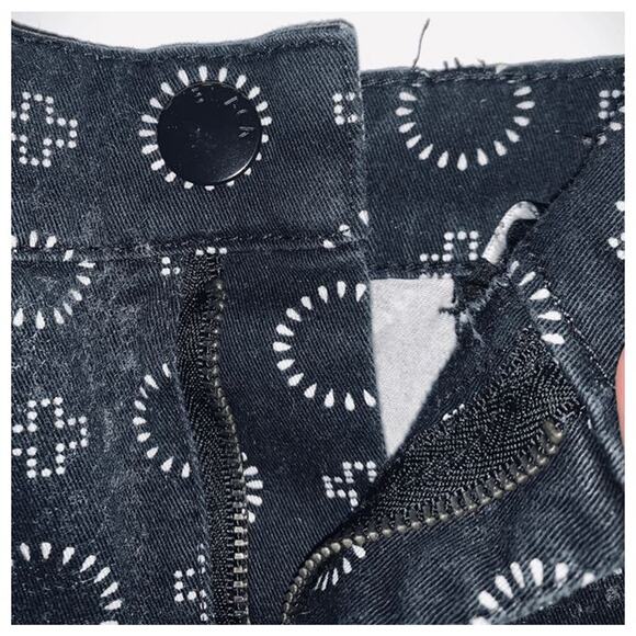 Woman's H&M Divided Black Shorts Size 4 - Picture 2 of 5